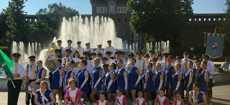 Banda e Majorettes di Cernusco riunite davanti alla fontana del Castello Sforzesco