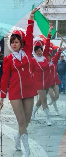 Majorettes di Cernusco in sfilata con la bandiera italiana