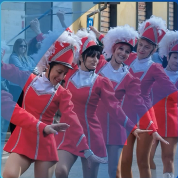 Majorettes di Cernusco durante una coreografia in sfilata