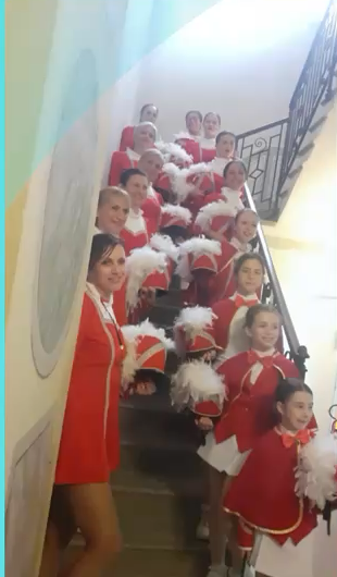 Gruppo Majorettes di Cernusco riunito sulla scala